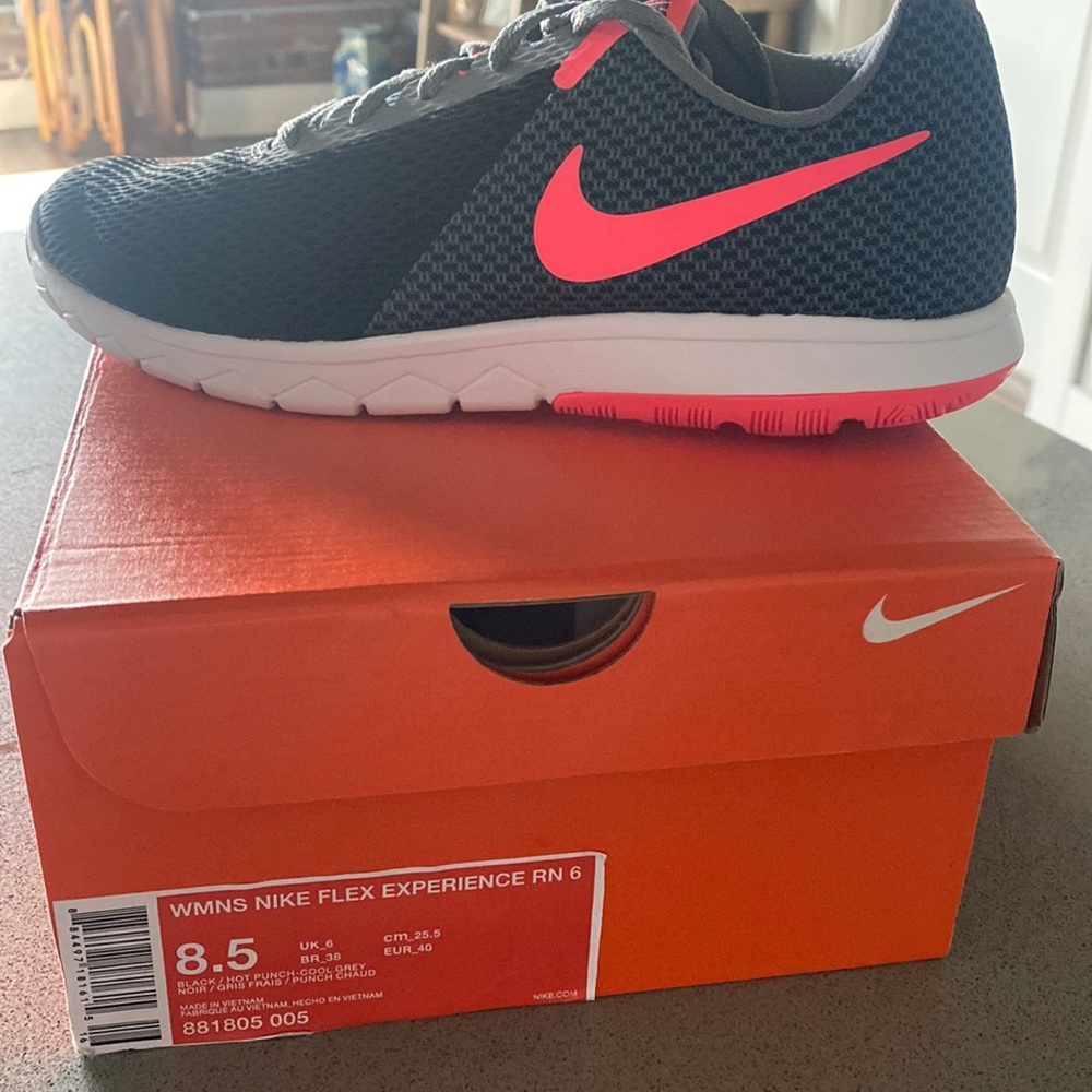 NEW Nikes 8.5 size